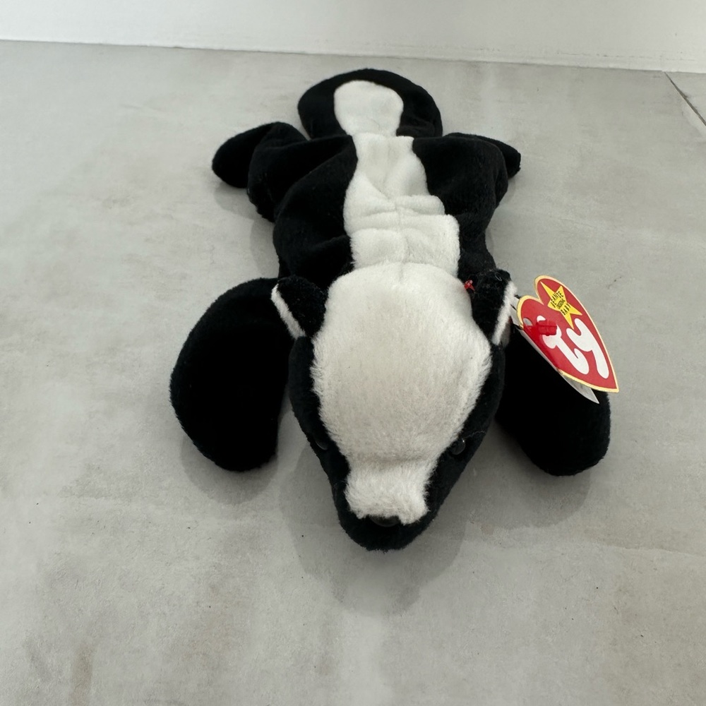 Rare Vintage “Stinky” The Skunk Ty Beanie Baby Tag with Errors Like New